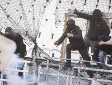 Φωτοβολίδες από οπαδούς του ΠΑΟΚ, μάχες σώμα με σώμα έξω από την εξέδρα της ΑΕΚ! (vid)